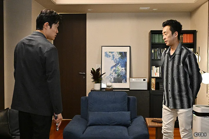 『リブート』に出演する鈴木亮平さんと北村有起哉さんが写る場面写真