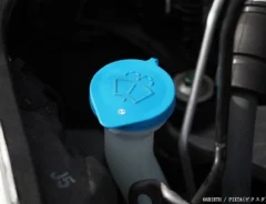 ウォッシャー液を入れる箇所のキャップの写真