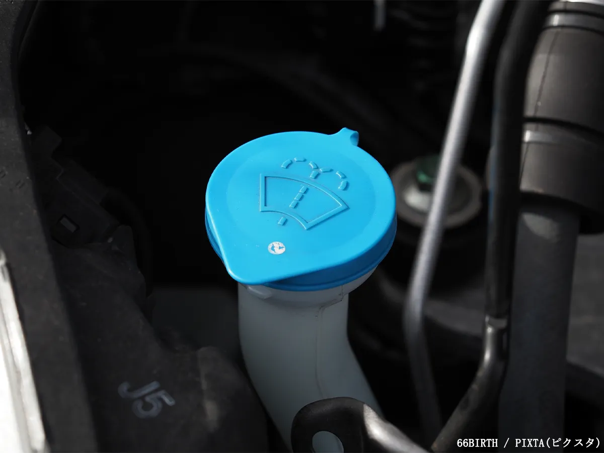 ウォッシャー液を入れる箇所のキャップの写真