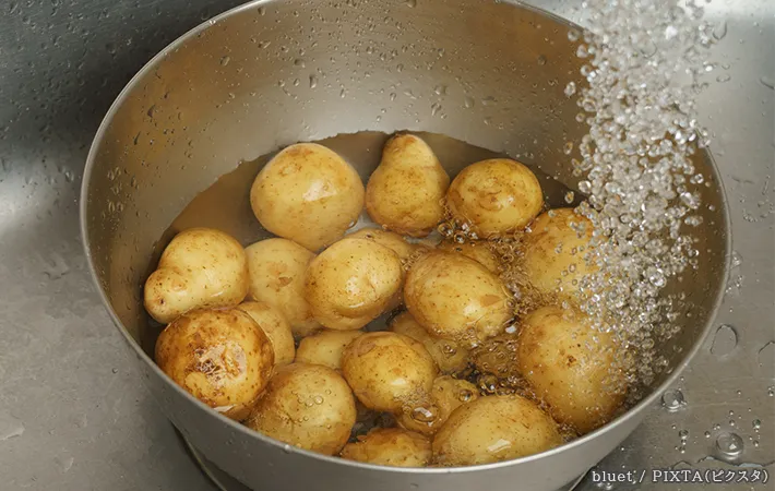 『新じゃが』を洗っている写真