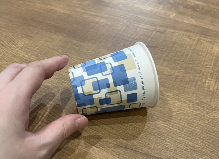 倒れた紙コップの写真（撮影：grapeライフハック編集部）
