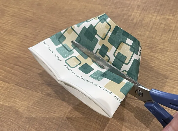 紙コップをハサミでカットする写真（撮影：grapeライフハック編集部）