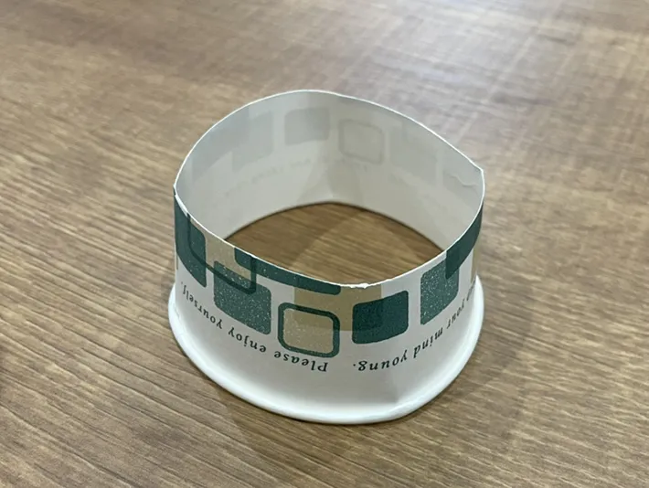 カットした紙コップの飲み口を机に置く写真（撮影：grapeライフハック編集部）