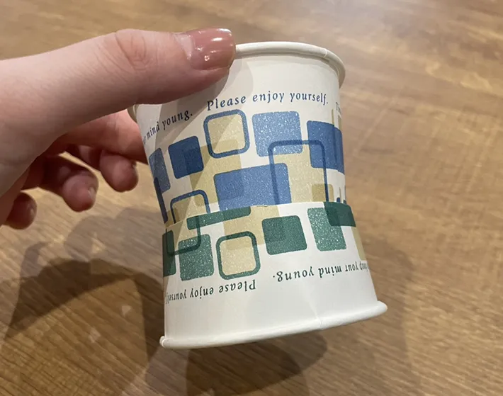 紙コップホルダーをつけた紙コップの写真（撮影：grapeライフハック編集部）