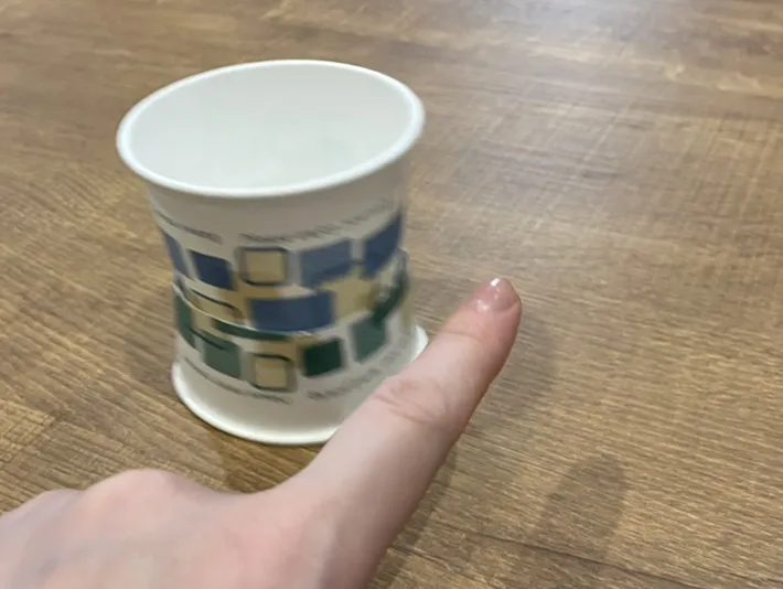 紙コップを触る写真（撮影：grapeライフハック編集部）