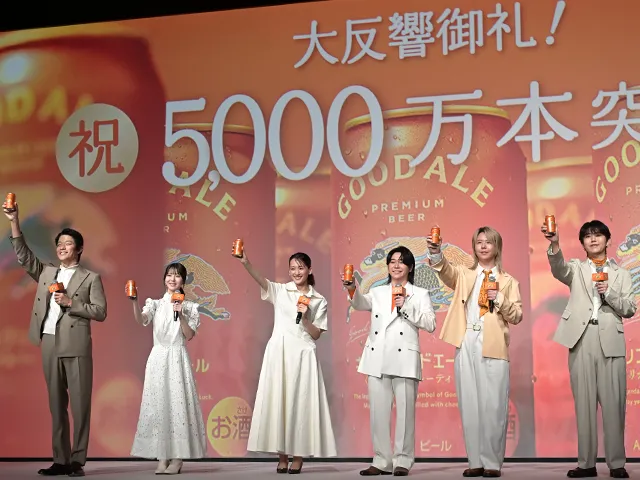 「『キリングッドエール』5,000万本突破！“大反響”御礼発表会」に登壇した鈴木亮平さん、浜辺美波さん、綾瀬はるかさん、『Mrs. GREEN APPLE』の大森元貴さん、若井滉斗さん、藤澤涼架さん（撮影：grape芸能編集部）