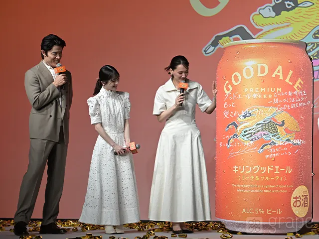 「『キリングッドエール』5,000万本突破！“大反響”御礼発表会」に登壇した鈴木亮平さん、浜辺美波さん、綾瀬はるかさん（撮影：grape芸能編集部）