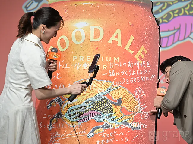 「『キリングッドエール』5,000万本突破！“大反響”御礼発表会」に登壇した鈴木亮平さんと綾瀬はるかさん（撮影：grape芸能編集部）