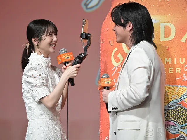 「『キリングッドエール』5,000万本突破！“大反響”御礼発表会」に登壇した浜辺美波さんと『Mrs. GREEN APPLE』の大森元貴さん（撮影：grape芸能編集部）