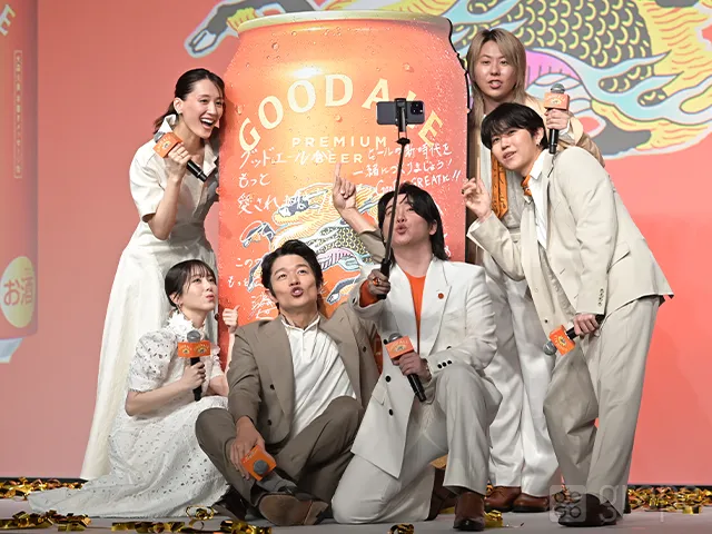 「『キリングッドエール』5,000万本突破！“大反響”御礼発表会」に登壇した鈴木亮平さん、浜辺美波さん、綾瀬はるかさん、『Mrs. GREEN APPLE』の大森元貴さん、若井滉斗さん、藤澤涼架さん（撮影：grape芸能編集部）