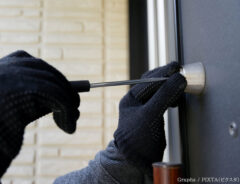 鍵を壊しているイメージ写真