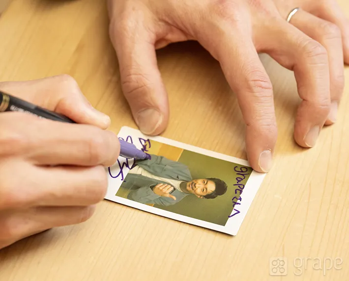 チェキにサインをするEXILE MAKIDAIさん（撮影：grape編集部）