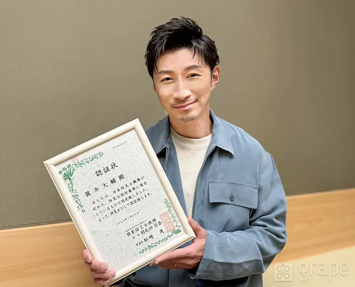 防災士の認定書を持つEXILE MAKIDAIさん（撮影：grape編集部）