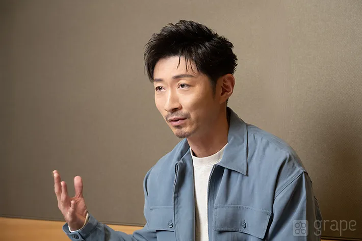 インタビュー回答中のMAKIDAIさん（撮影:grape芸能編集部）