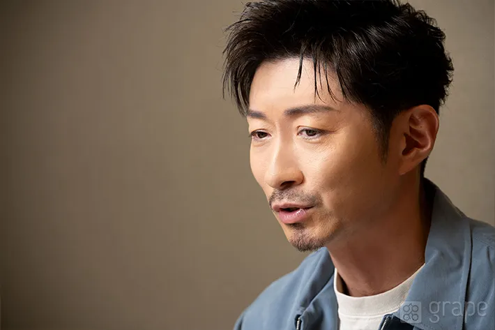 インタビュー回答中のMAKIDAIさん（撮影:grape芸能編集部）