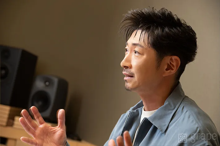 インタビュー回答中のMAKIDAIさん（撮影:grape芸能編集部）