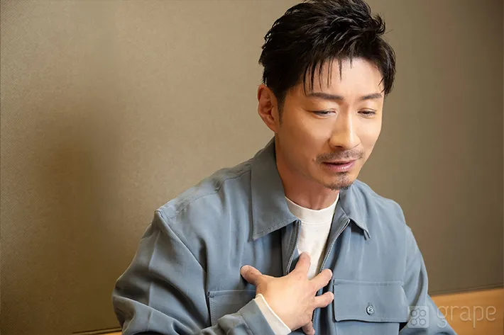 インタビュー回答中のMAKIDAIさん（撮影:grape芸能編集部）
