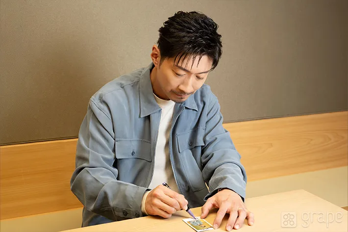 インタビュー回答中のMAKIDAIさん（撮影:grape芸能編集部）