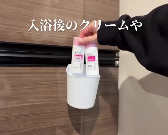 『ミニダストボックス』にクリームを入れる画像