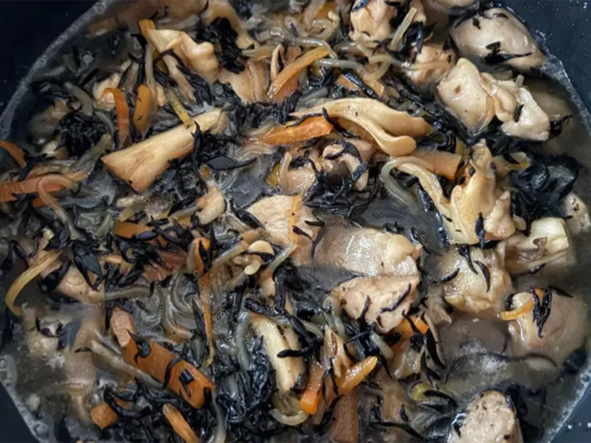 炊き込みご飯の具材を入れた写真（撮影：エニママ）