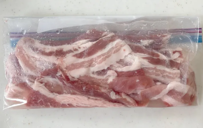 肉を漬け込んでいる写真（撮影：エニママ）