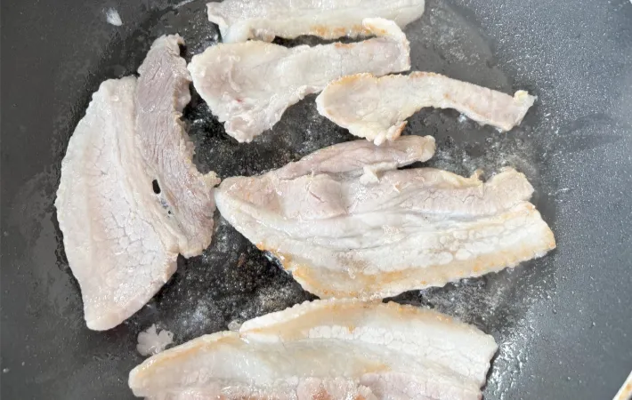 肉を焼いている画像（撮影：エニママ）