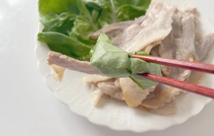 サラダ菜で肉を巻いた画像（撮影：エニママ）