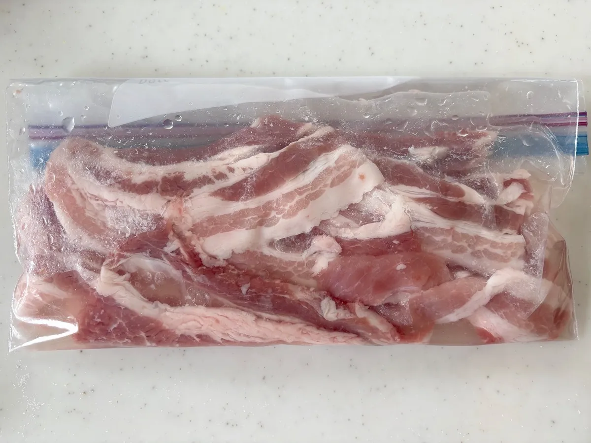 肉を漬け込んでいる写真(撮影:エニママ)