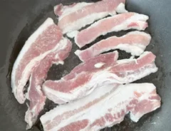 豚肉を焼く写真(撮影:エニママ)