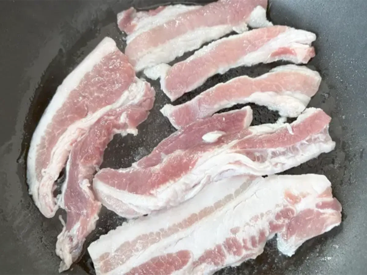 豚肉を焼く写真（撮影：エニママ）