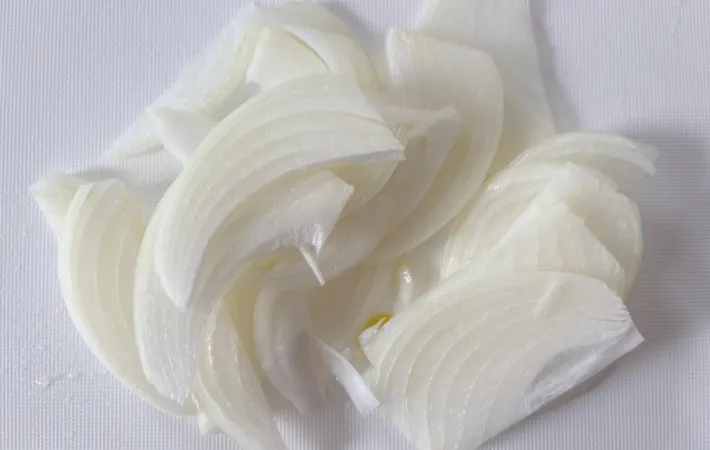 カットしたタマネギ（撮影：エニママ）