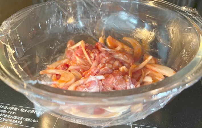 レンジで加熱する画像（撮影：エニママ）