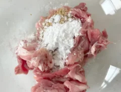 豚肉に味つけをする写真（撮影：エニママ）