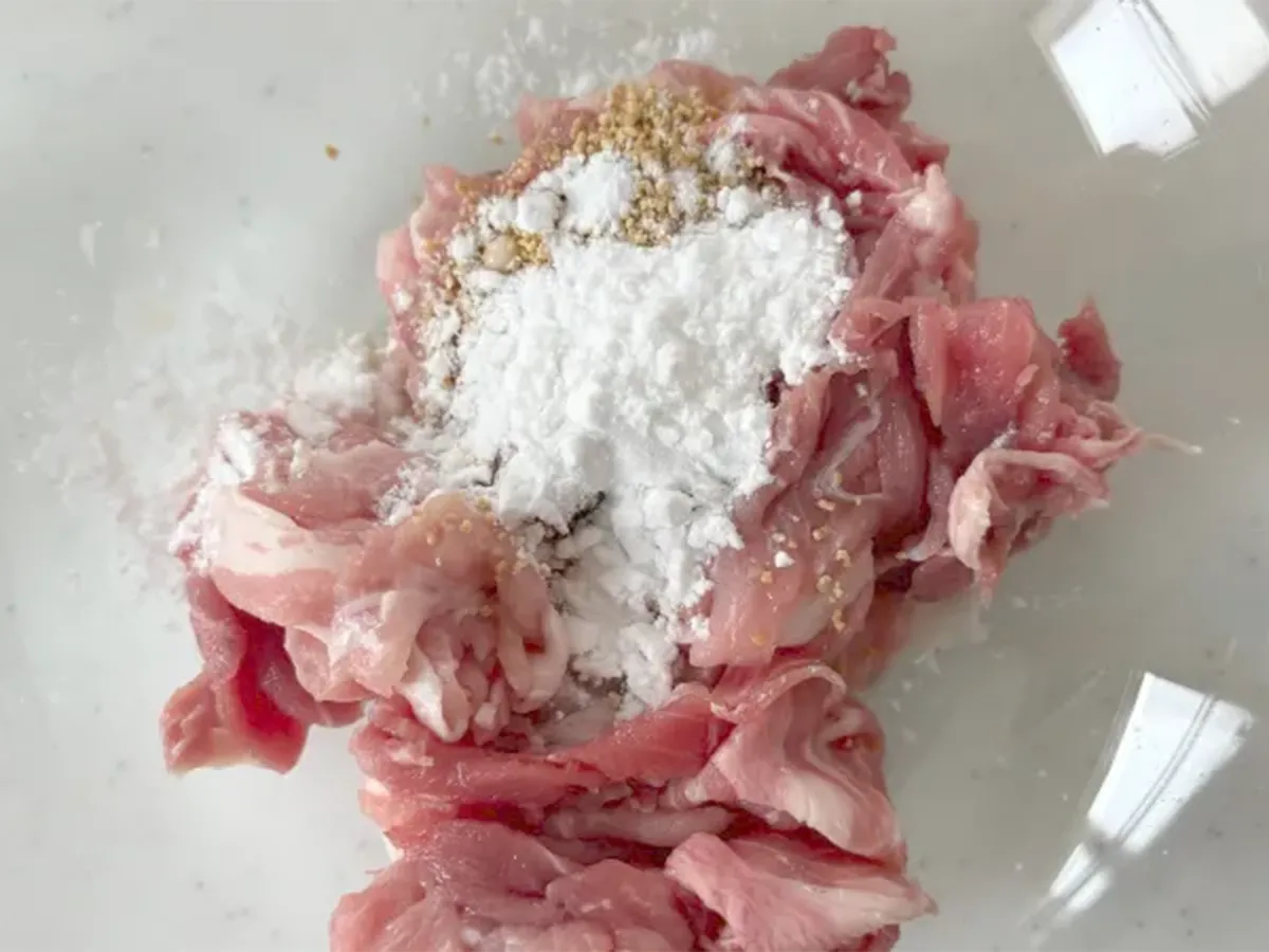 豚肉に味つけをする写真（撮影：エニママ）