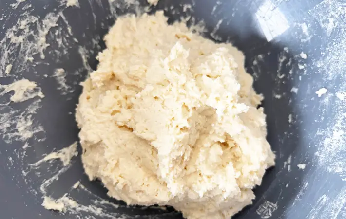 豆腐とホットケーキミックスを混ぜて粉っぽさがなくなったもの（撮影：エニママ）