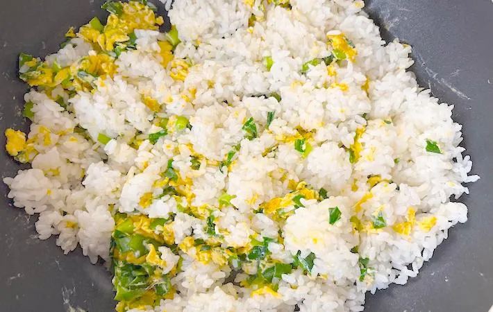 炒めたニラ玉にご飯を加えた画像（撮影：エニママ）