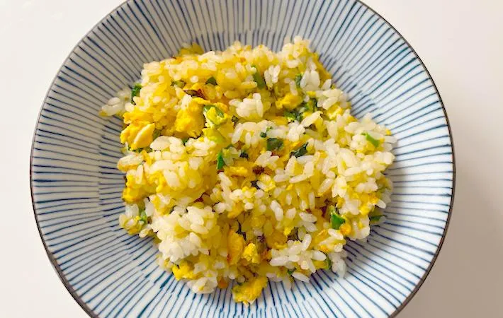 お皿に盛りつけられたチャーハンの画像（撮影：エニママ）