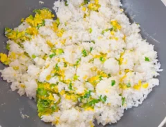 炒めたニラ玉とご飯に調味料を加えた画像（撮影：エニママ）