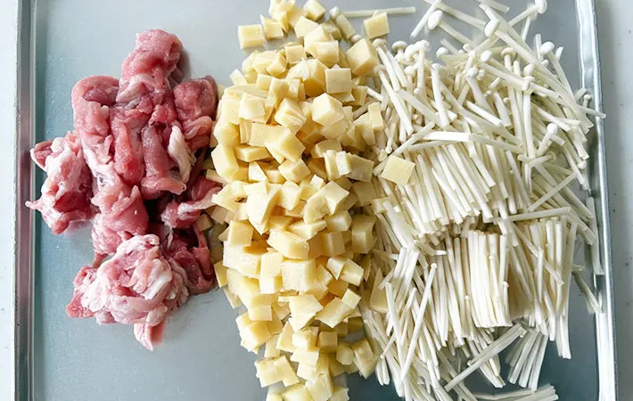 材料を切った画像（撮影：エニママ）