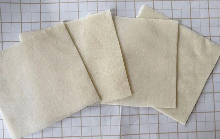 春巻きの皮を切った画像（撮影：エニママ）