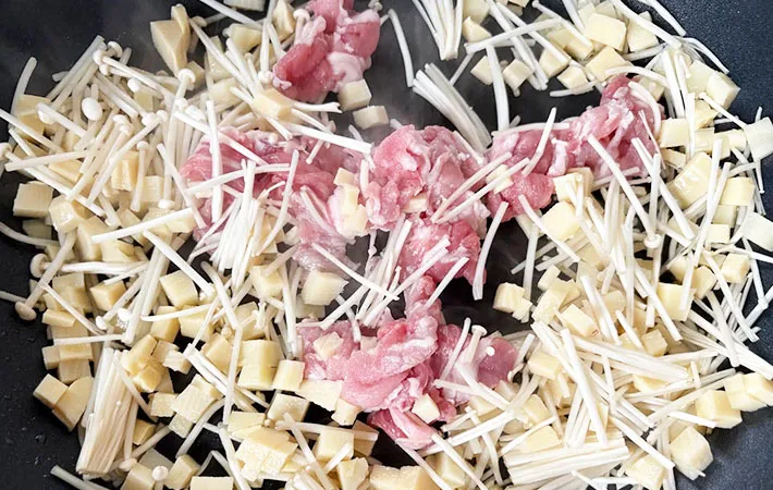 具材を加熱している画像（撮影：エニママ）