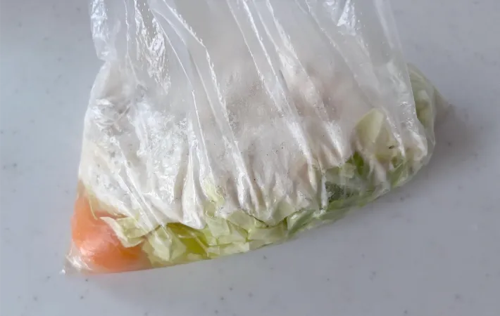 材料をポリ袋に入れた画像（撮影：エニママ）