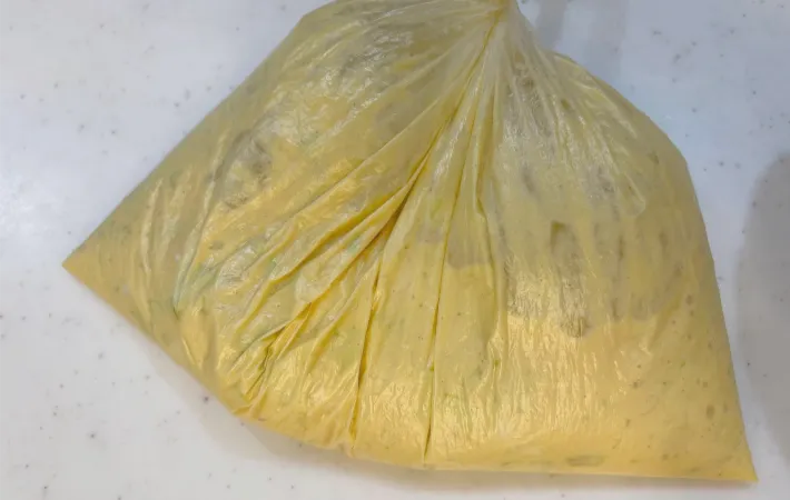 生地をポリ袋で混ぜた画像（撮影：エニママ）