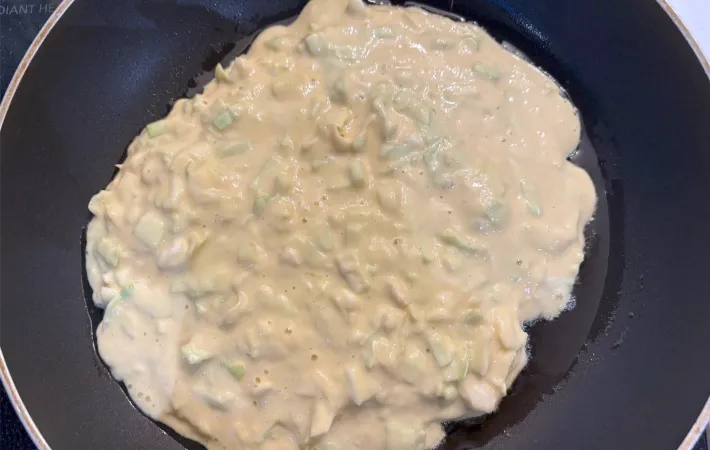 フライパンに生地を流し入れた画像（撮影：エニママ）