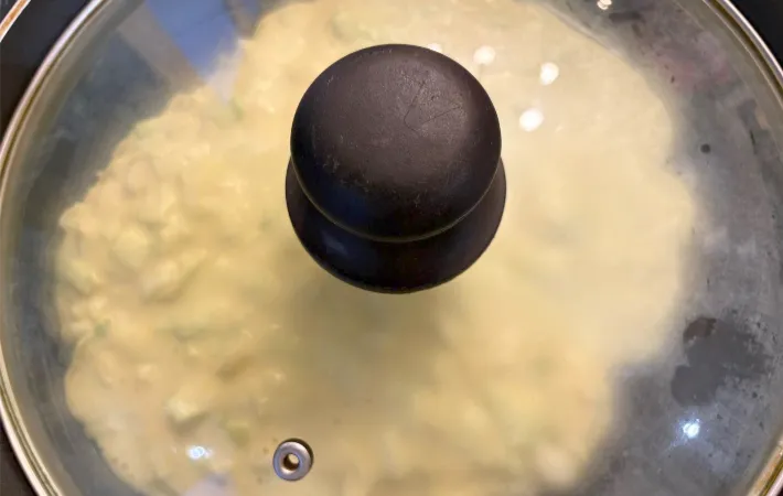 蓋をして焼いている画像（撮影：エニママ）