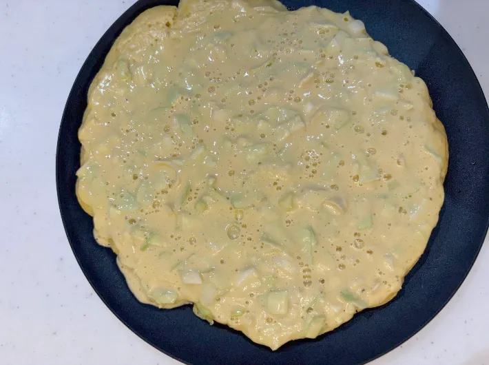 皿にのせたお好み焼き（撮影：エニママ）