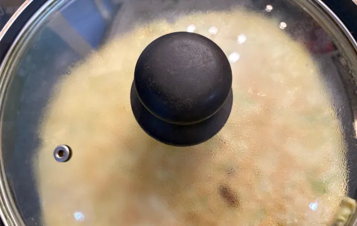 蓋をして焼いている画像（撮影：エニママ）