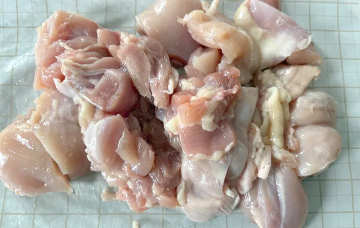 鶏もも肉をひと口大にカットした画像（撮影：エニママ）