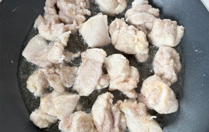 鶏肉を揚げ焼きにしている画像（撮影：エニママ）