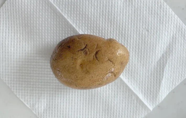 洗ったジャガイモをキッチンペーパーで包む画像（撮影：エニママ）